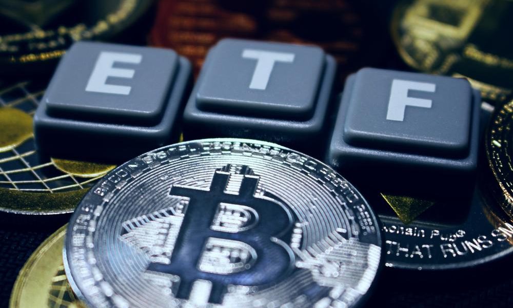 Bitcoin-ETF: SEC  должна рассмотреть 4 заявки  .